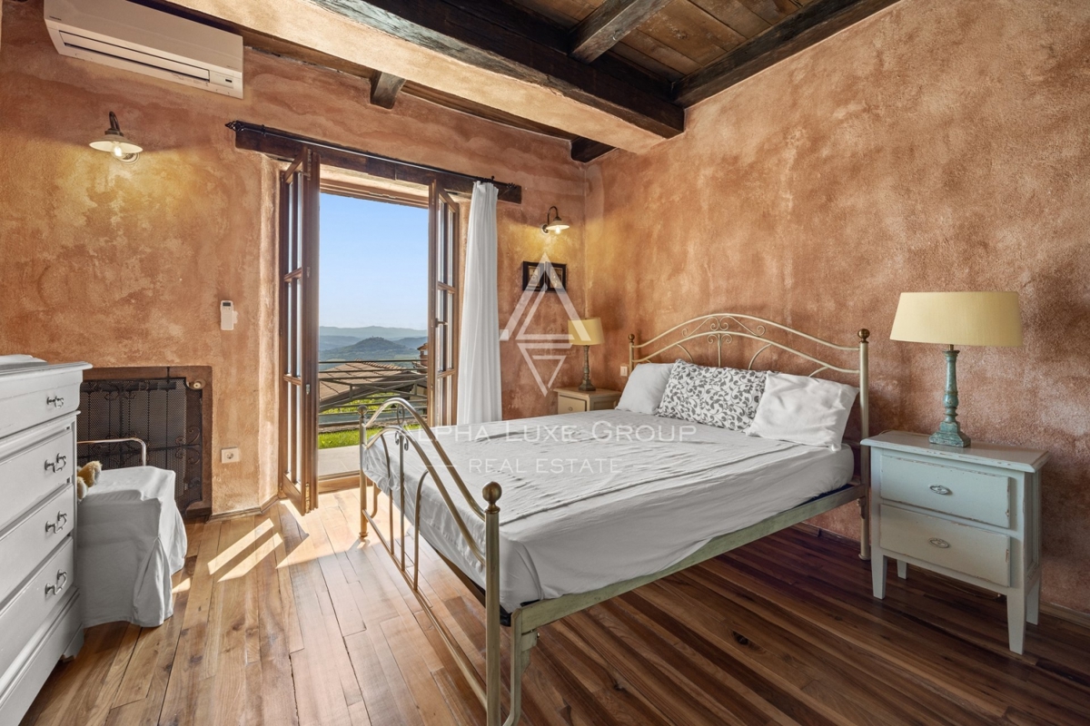 Ekskluzivno v agenciji ALPHA LUXE GROUP - Čudovita rustikalna vila s panoramskim pogledom na istrsko pokrajino in mesto Motovun