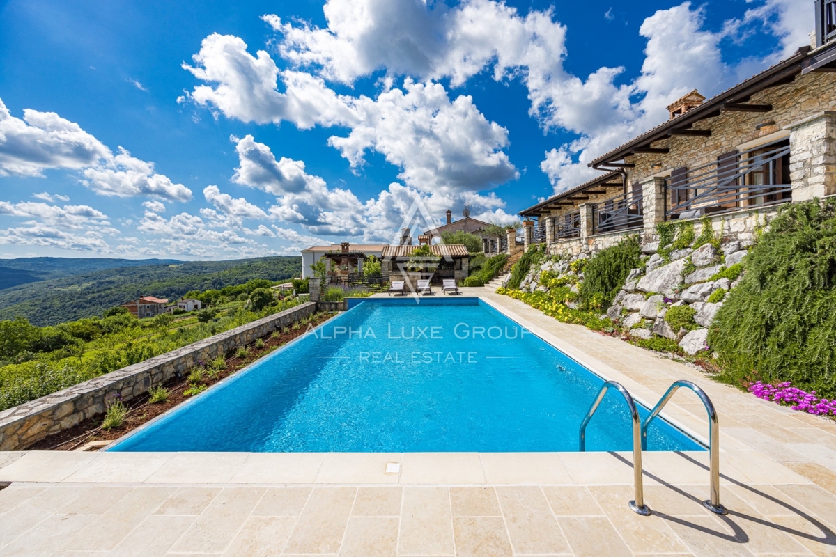 Ekskluzivno v agenciji ALPHA LUXE GROUP - Čudovita rustikalna vila s panoramskim pogledom na istrsko pokrajino in mesto Motovun