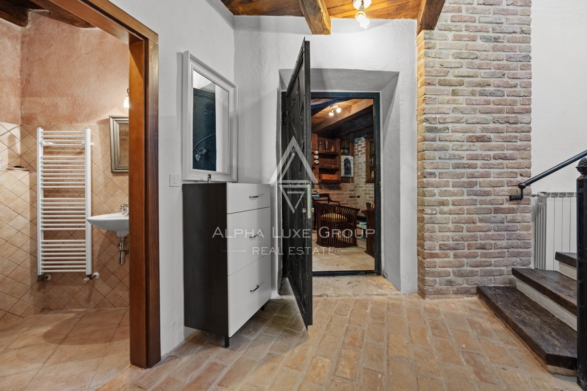 Ekskluzivno v agenciji ALPHA LUXE GROUP - Čudovita rustikalna vila s panoramskim pogledom na istrsko pokrajino in mesto Motovun