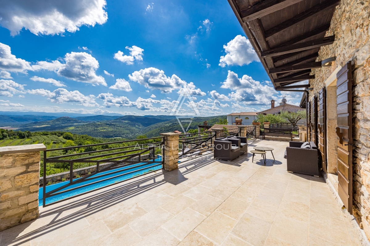 Ekskluzivno v agenciji ALPHA LUXE GROUP - Čudovita rustikalna vila s panoramskim pogledom na istrsko pokrajino in mesto Motovun