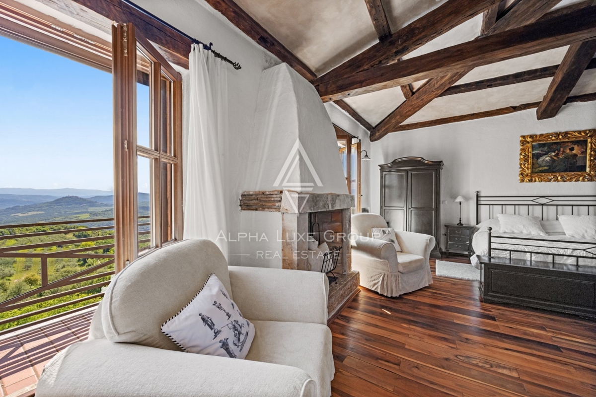 Ekskluzivno v agenciji ALPHA LUXE GROUP - Čudovita rustikalna vila s panoramskim pogledom na istrsko pokrajino in mesto Motovun