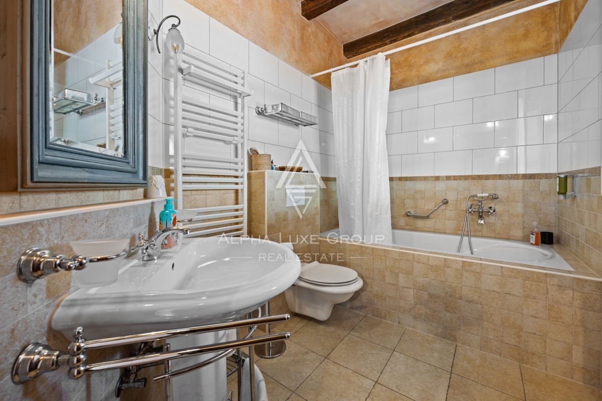 Ekskluzivno v agenciji ALPHA LUXE GROUP - Čudovita rustikalna vila s panoramskim pogledom na istrsko pokrajino in mesto Motovun