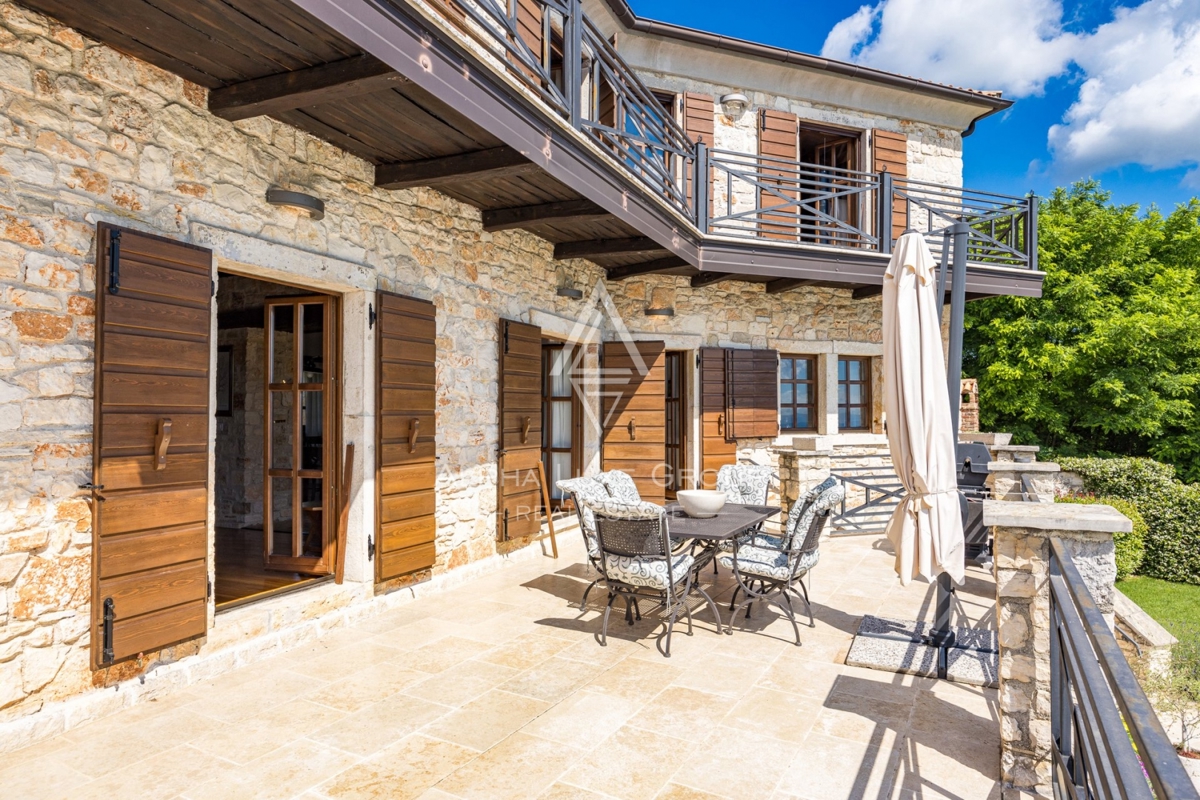 Ekskluzivno v agenciji ALPHA LUXE GROUP - Čudovita rustikalna vila s panoramskim pogledom na istrsko pokrajino in mesto Motovun