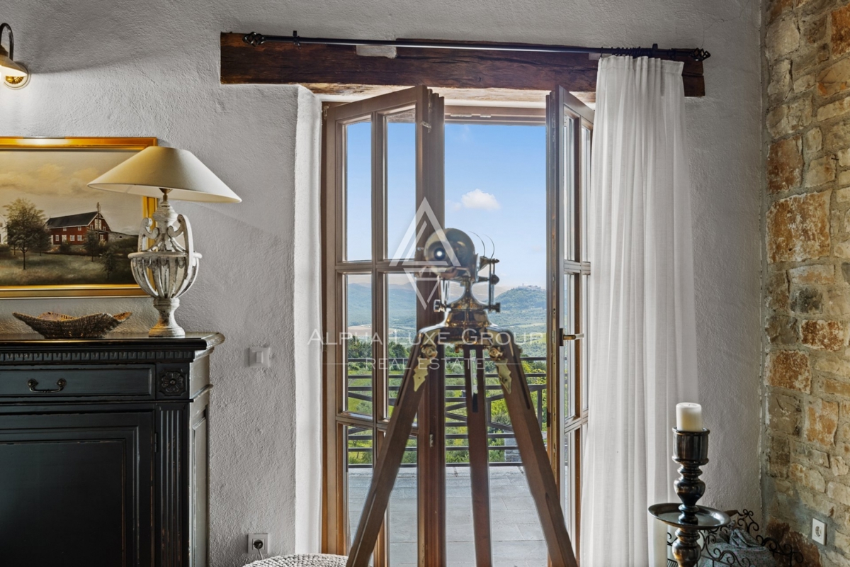 Ekskluzivno v agenciji ALPHA LUXE GROUP - Čudovita rustikalna vila s panoramskim pogledom na istrsko pokrajino in mesto Motovun
