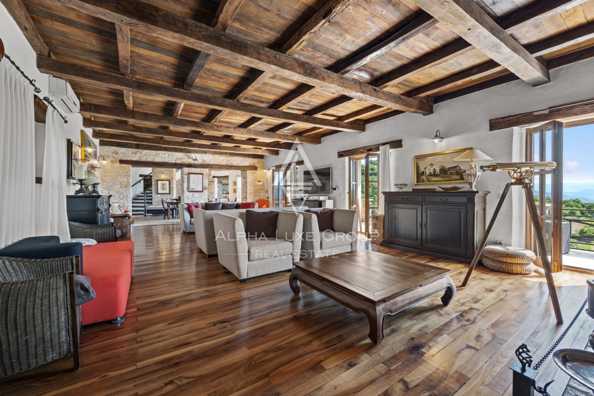 Ekskluzivno v agenciji ALPHA LUXE GROUP - Čudovita rustikalna vila s panoramskim pogledom na istrsko pokrajino in mesto Motovun