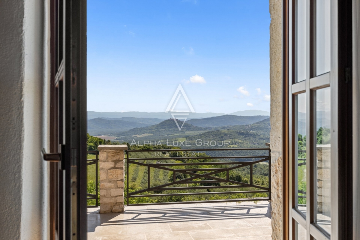 Ekskluzivno v agenciji ALPHA LUXE GROUP - Čudovita rustikalna vila s panoramskim pogledom na istrsko pokrajino in mesto Motovun
