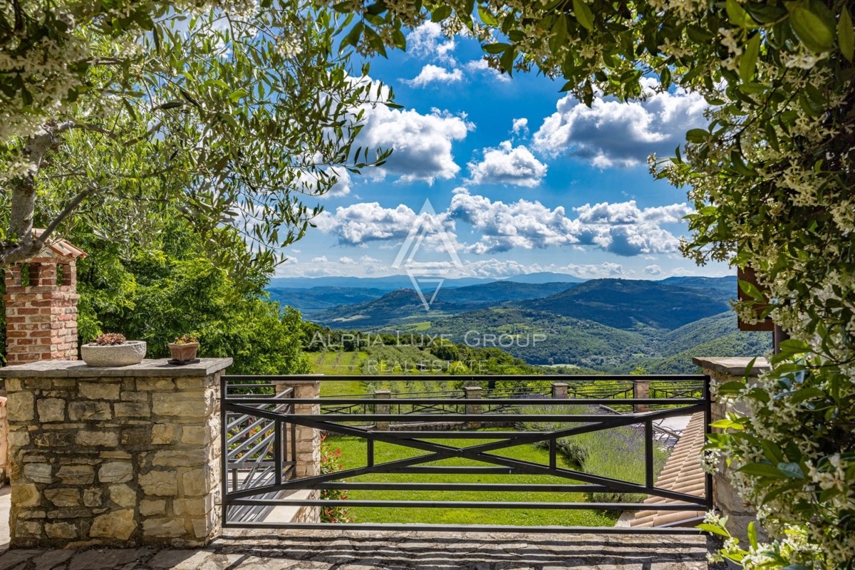 Ekskluzivno v agenciji ALPHA LUXE GROUP - Čudovita rustikalna vila s panoramskim pogledom na istrsko pokrajino in mesto Motovun