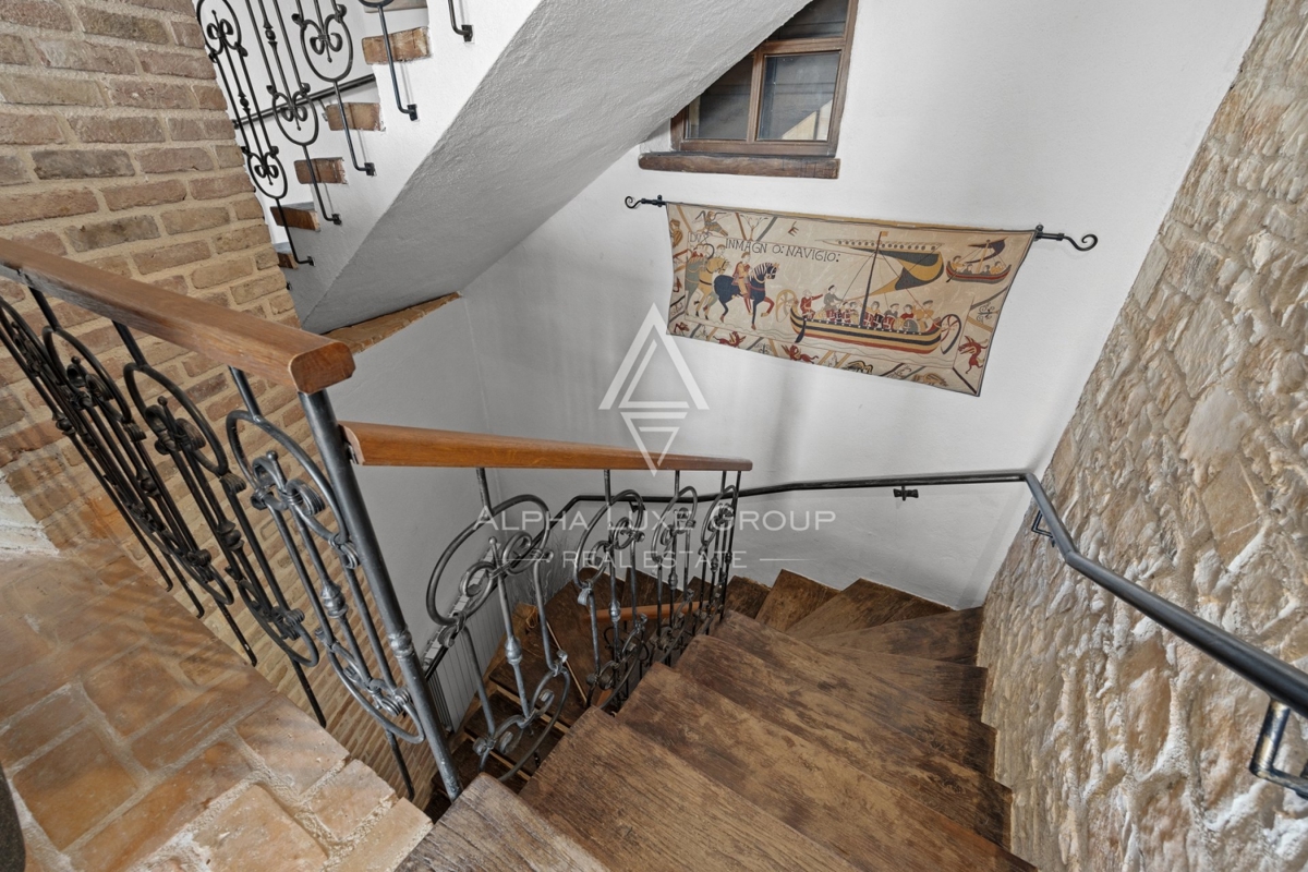 Ekskluzivno v agenciji ALPHA LUXE GROUP - Čudovita rustikalna vila s panoramskim pogledom na istrsko pokrajino in mesto Motovun
