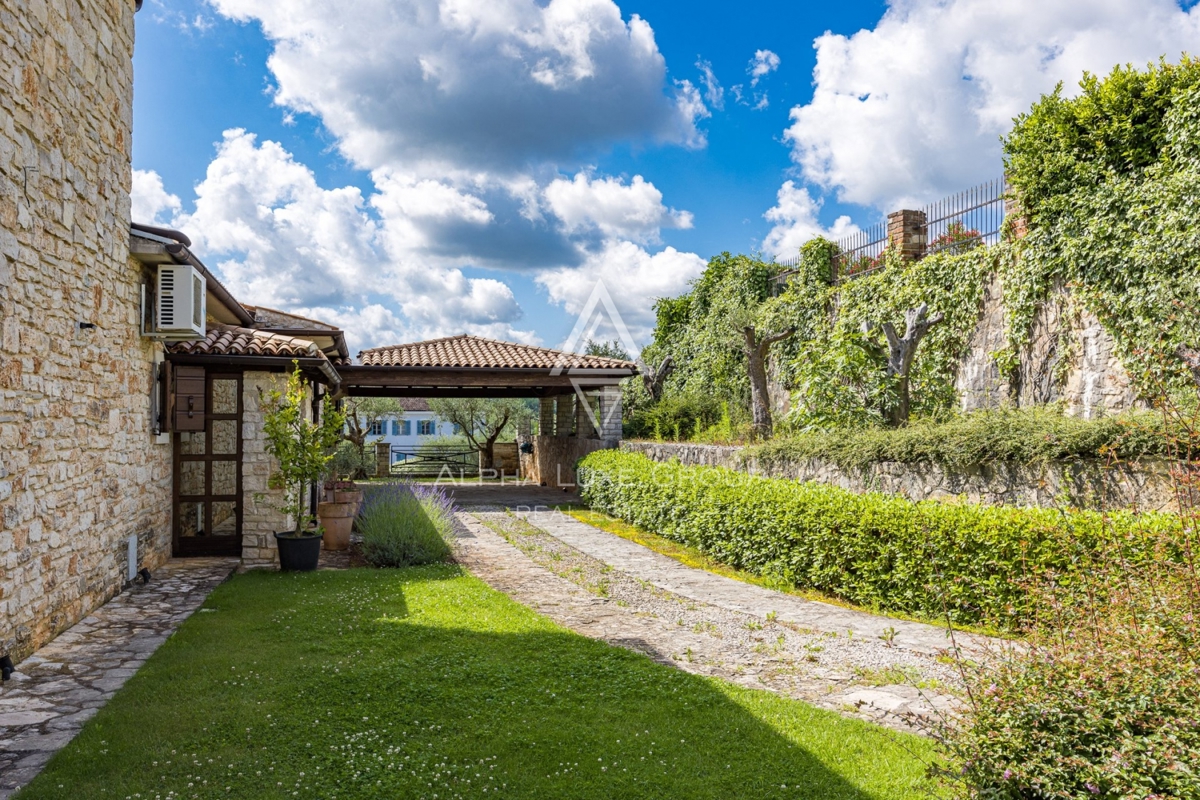 Ekskluzivno v agenciji ALPHA LUXE GROUP - Čudovita rustikalna vila s panoramskim pogledom na istrsko pokrajino in mesto Motovun
