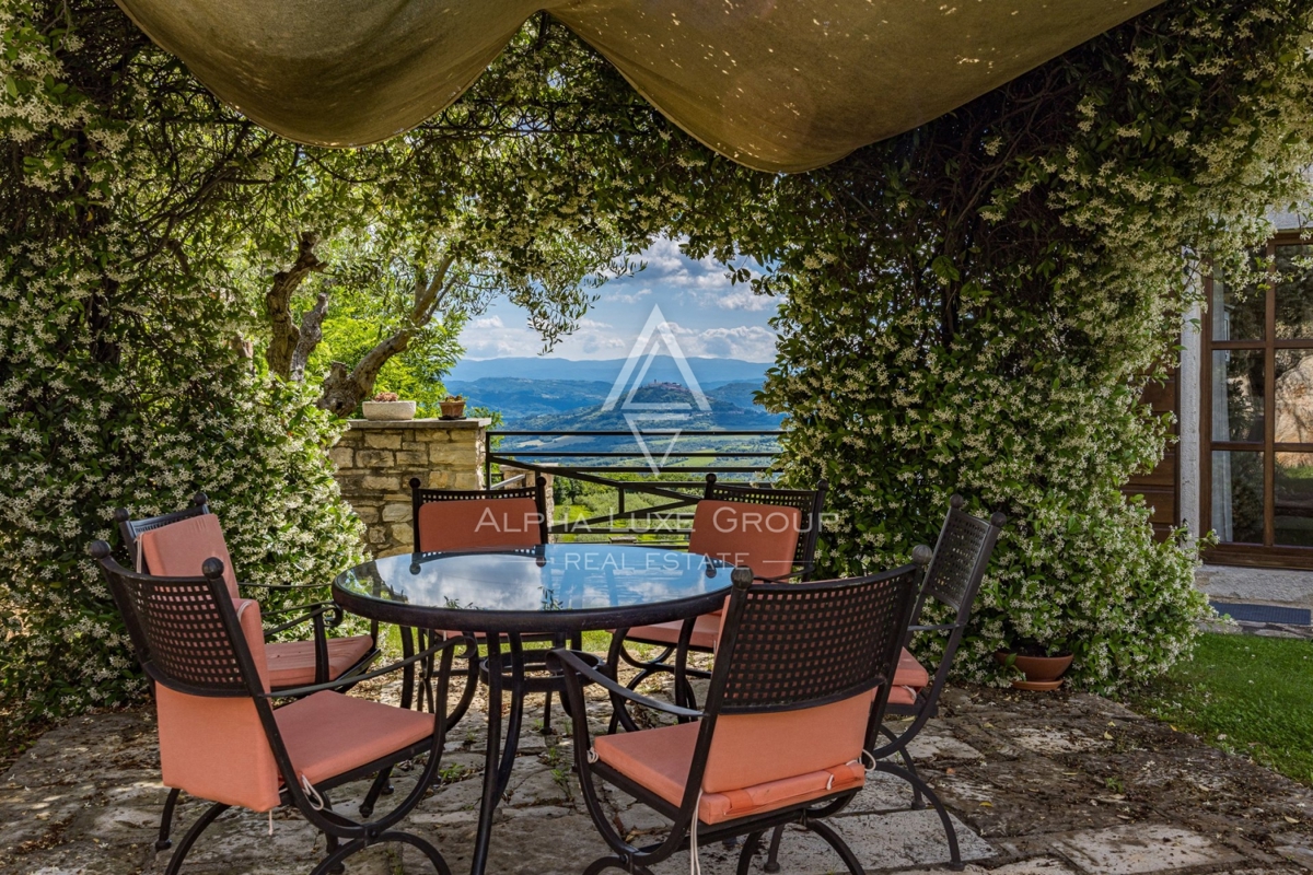 Ekskluzivno v agenciji ALPHA LUXE GROUP - Čudovita rustikalna vila s panoramskim pogledom na istrsko pokrajino in mesto Motovun