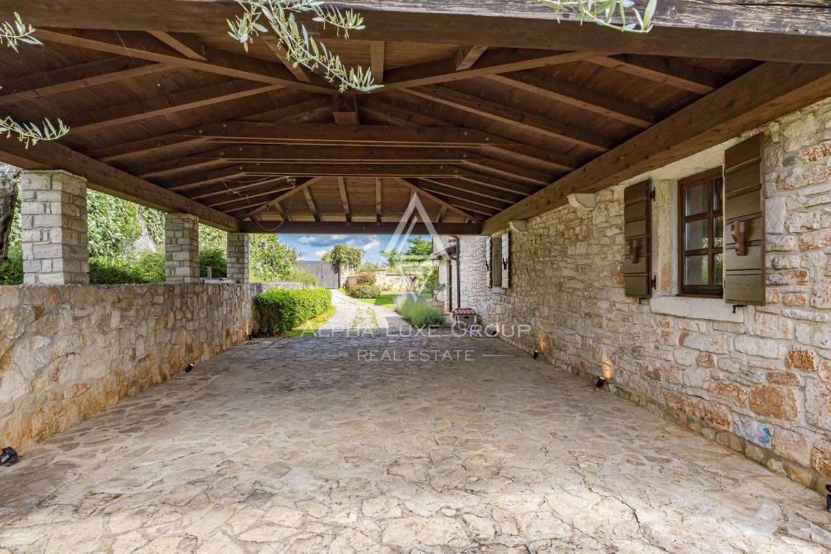 Ekskluzivno v agenciji ALPHA LUXE GROUP - Čudovita rustikalna vila s panoramskim pogledom na istrsko pokrajino in mesto Motovun