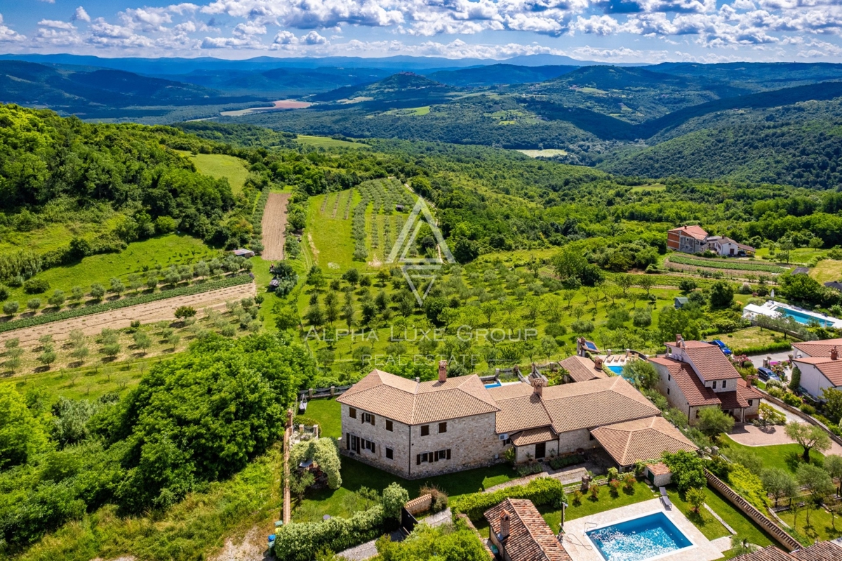 Ekskluzivno v agenciji ALPHA LUXE GROUP - Čudovita rustikalna vila s panoramskim pogledom na istrsko pokrajino in mesto Motovun