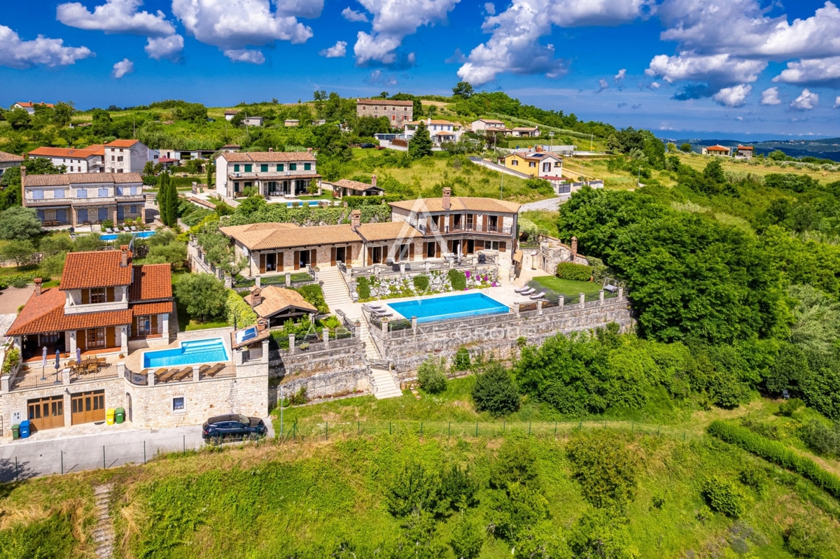 Ekskluzivno v agenciji ALPHA LUXE GROUP - Čudovita rustikalna vila s panoramskim pogledom na istrsko pokrajino in mesto Motovun