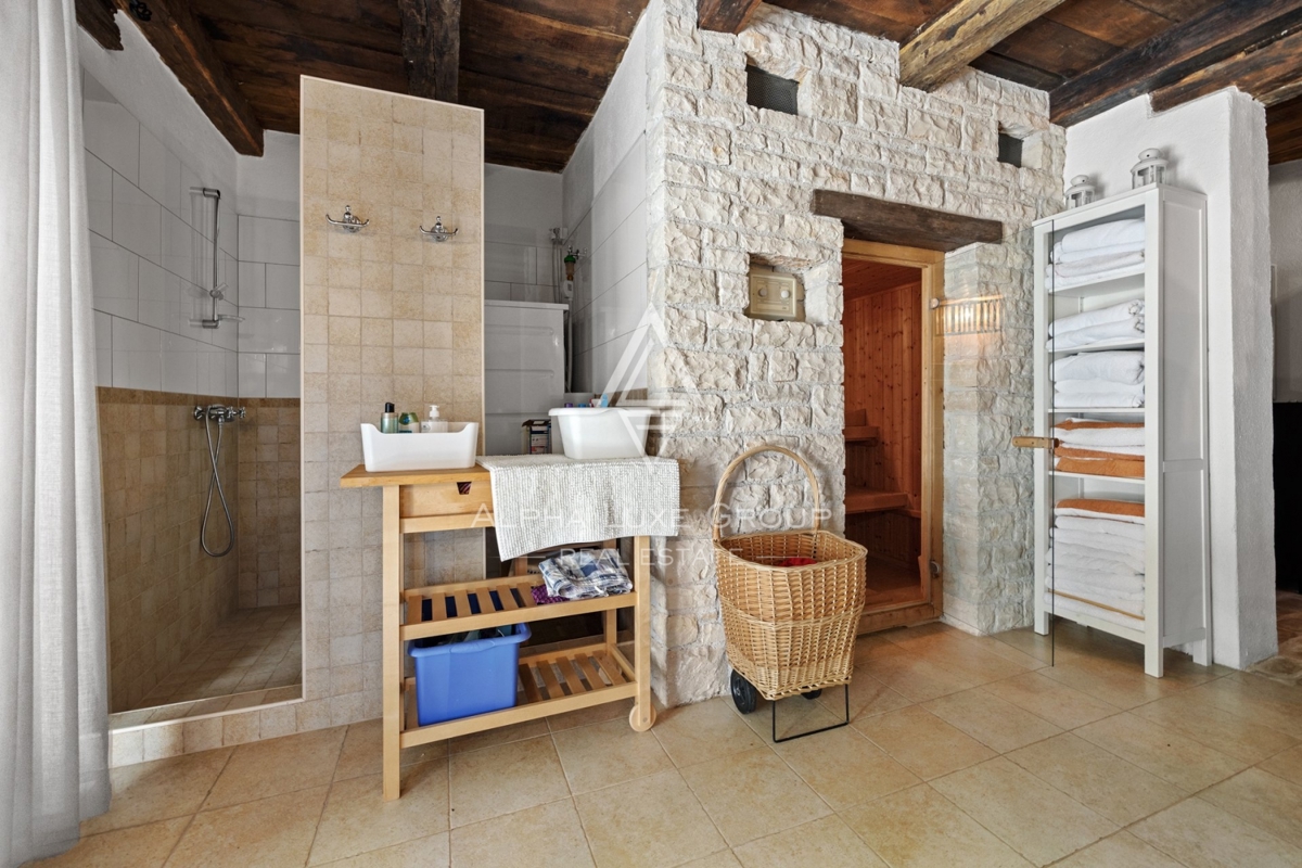 Ekskluzivno v agenciji ALPHA LUXE GROUP - Čudovita rustikalna vila s panoramskim pogledom na istrsko pokrajino in mesto Motovun