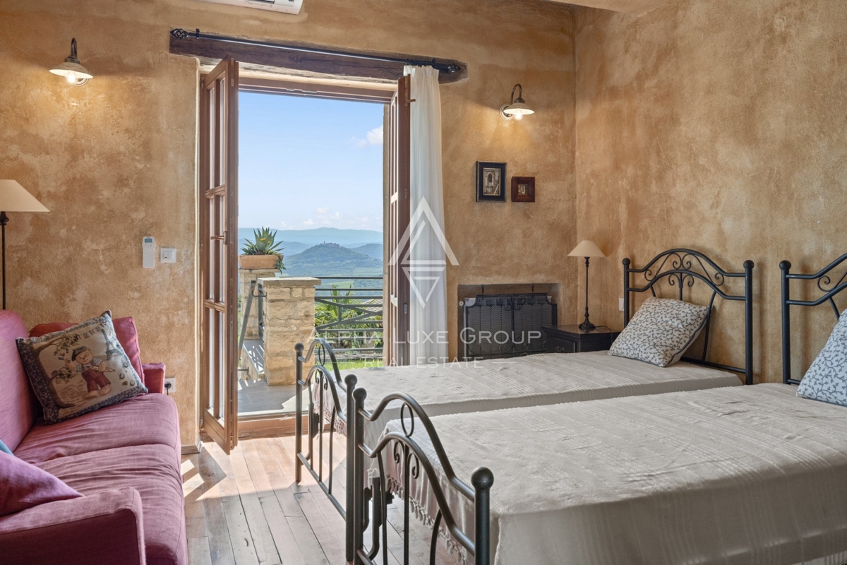 Ekskluzivno v agenciji ALPHA LUXE GROUP - Čudovita rustikalna vila s panoramskim pogledom na istrsko pokrajino in mesto Motovun
