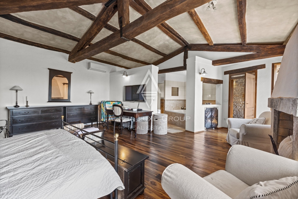 Ekskluzivno v agenciji ALPHA LUXE GROUP - Čudovita rustikalna vila s panoramskim pogledom na istrsko pokrajino in mesto Motovun
