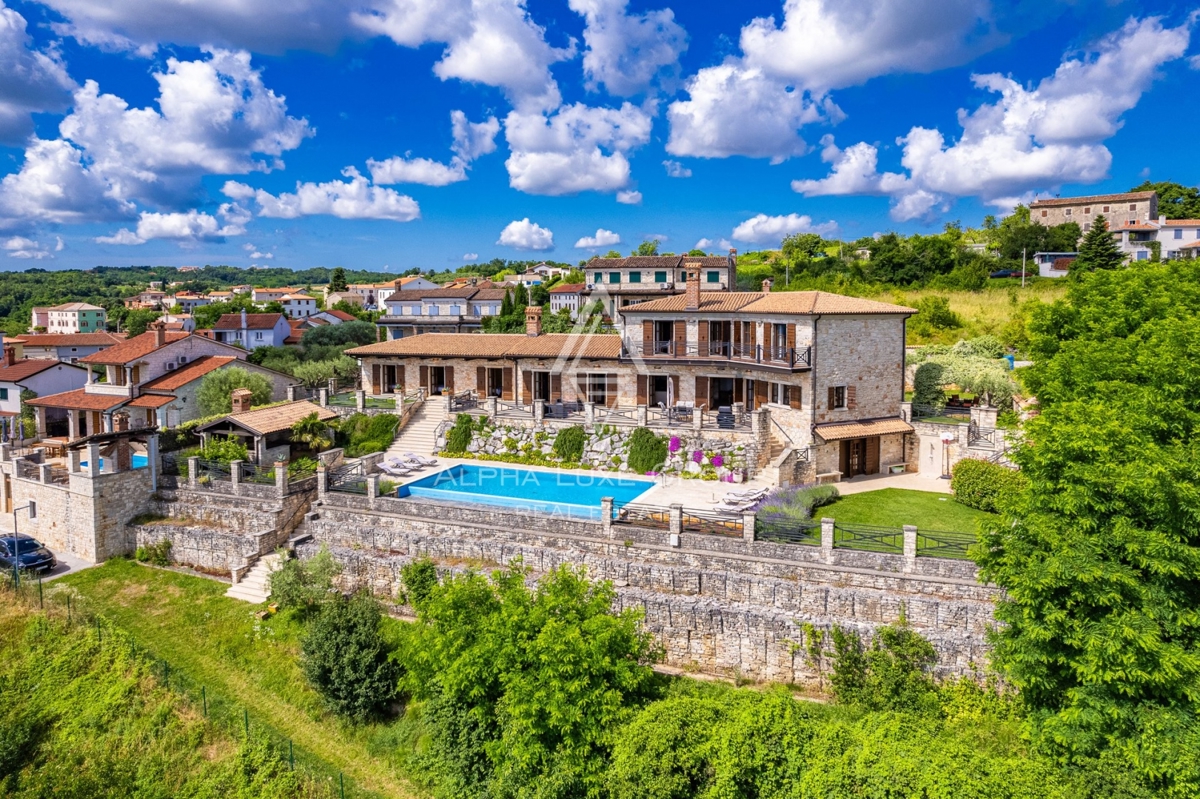 Ekskluzivno v agenciji ALPHA LUXE GROUP - Čudovita rustikalna vila s panoramskim pogledom na istrsko pokrajino in mesto Motovun