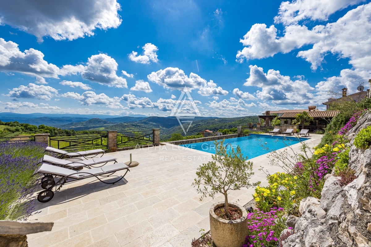 Ekskluzivno v agenciji ALPHA LUXE GROUP - Čudovita rustikalna vila s panoramskim pogledom na istrsko pokrajino in mesto Motovun