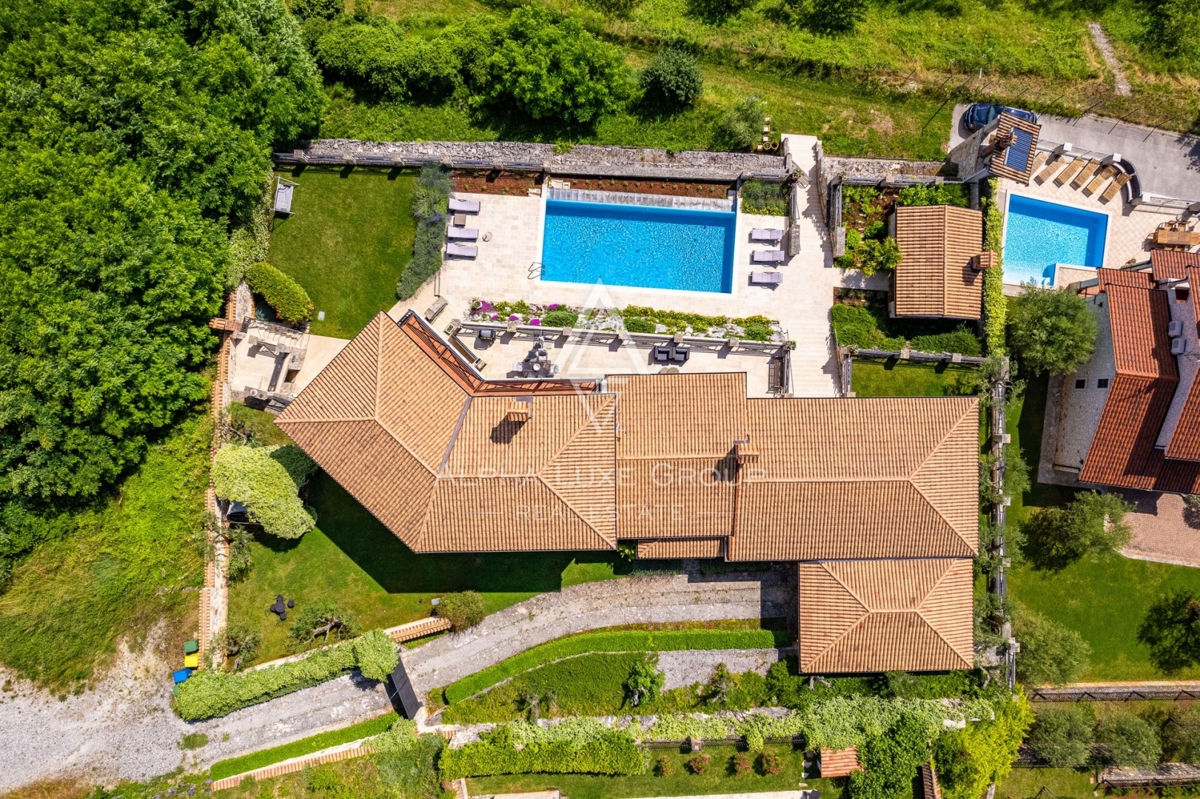 Ekskluzivno v agenciji ALPHA LUXE GROUP - Čudovita rustikalna vila s panoramskim pogledom na istrsko pokrajino in mesto Motovun