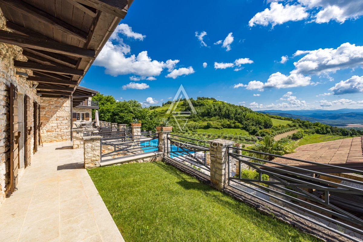 Ekskluzivno v agenciji ALPHA LUXE GROUP - Čudovita rustikalna vila s panoramskim pogledom na istrsko pokrajino in mesto Motovun