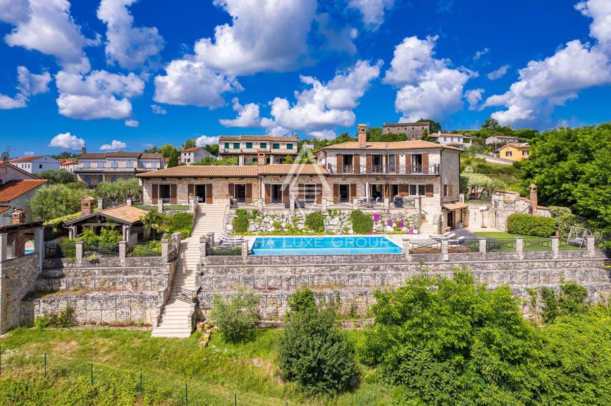Ekskluzivno v agenciji ALPHA LUXE GROUP - Čudovita rustikalna vila s panoramskim pogledom na istrsko pokrajino in mesto Motovun
