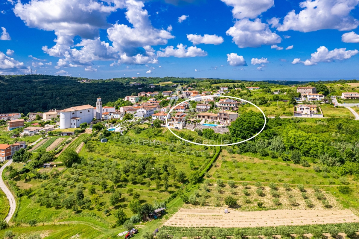 Ekskluzivno v agenciji ALPHA LUXE GROUP - Čudovita rustikalna vila s panoramskim pogledom na istrsko pokrajino in mesto Motovun