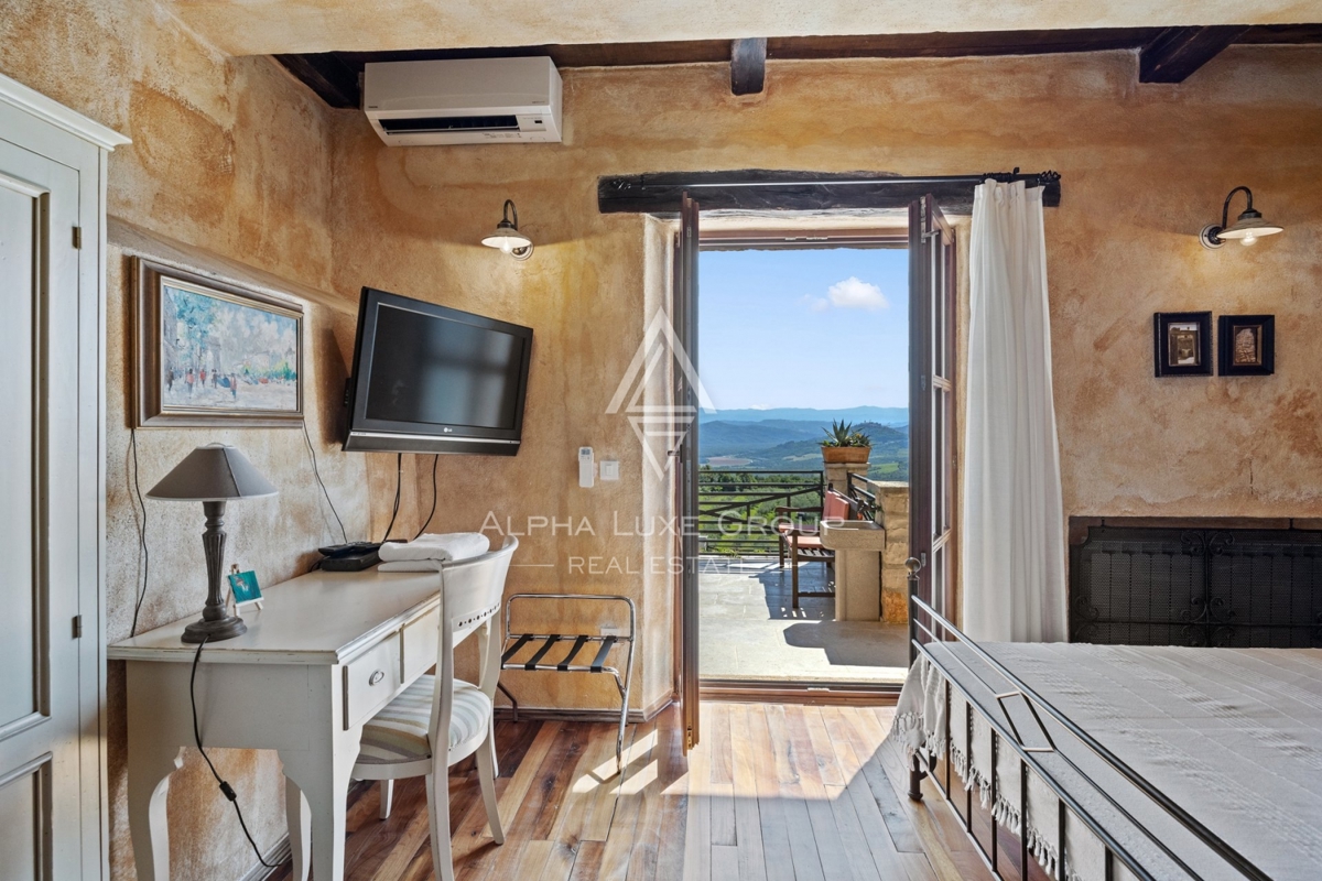 Ekskluzivno v agenciji ALPHA LUXE GROUP - Čudovita rustikalna vila s panoramskim pogledom na istrsko pokrajino in mesto Motovun