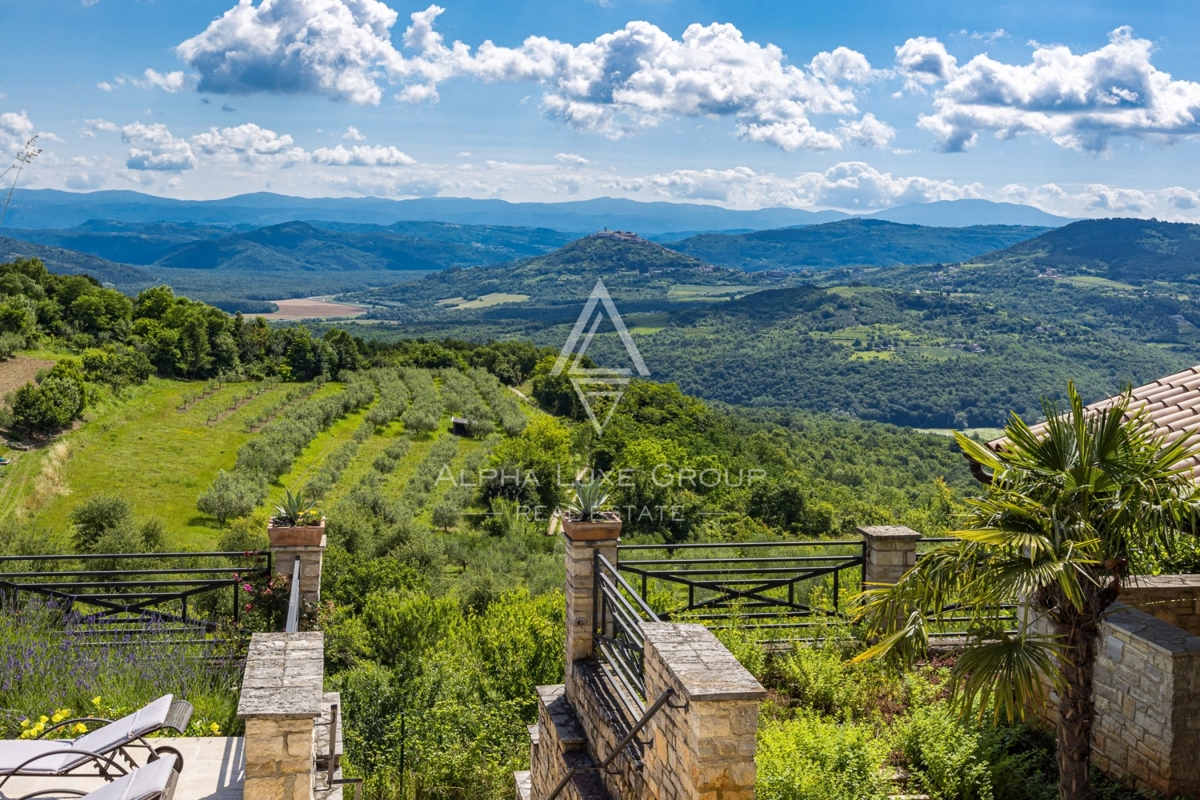 Ekskluzivno v agenciji ALPHA LUXE GROUP - Čudovita rustikalna vila s panoramskim pogledom na istrsko pokrajino in mesto Motovun