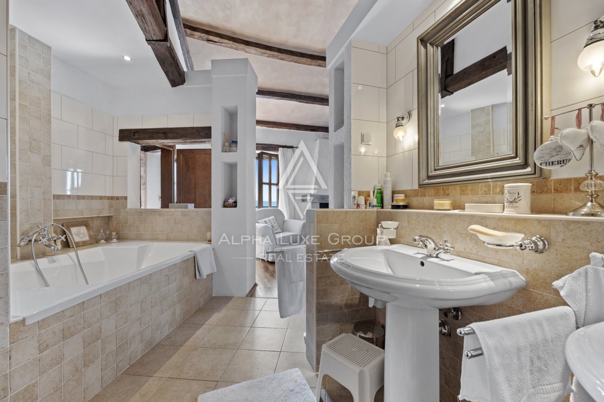 Ekskluzivno v agenciji ALPHA LUXE GROUP - Čudovita rustikalna vila s panoramskim pogledom na istrsko pokrajino in mesto Motovun