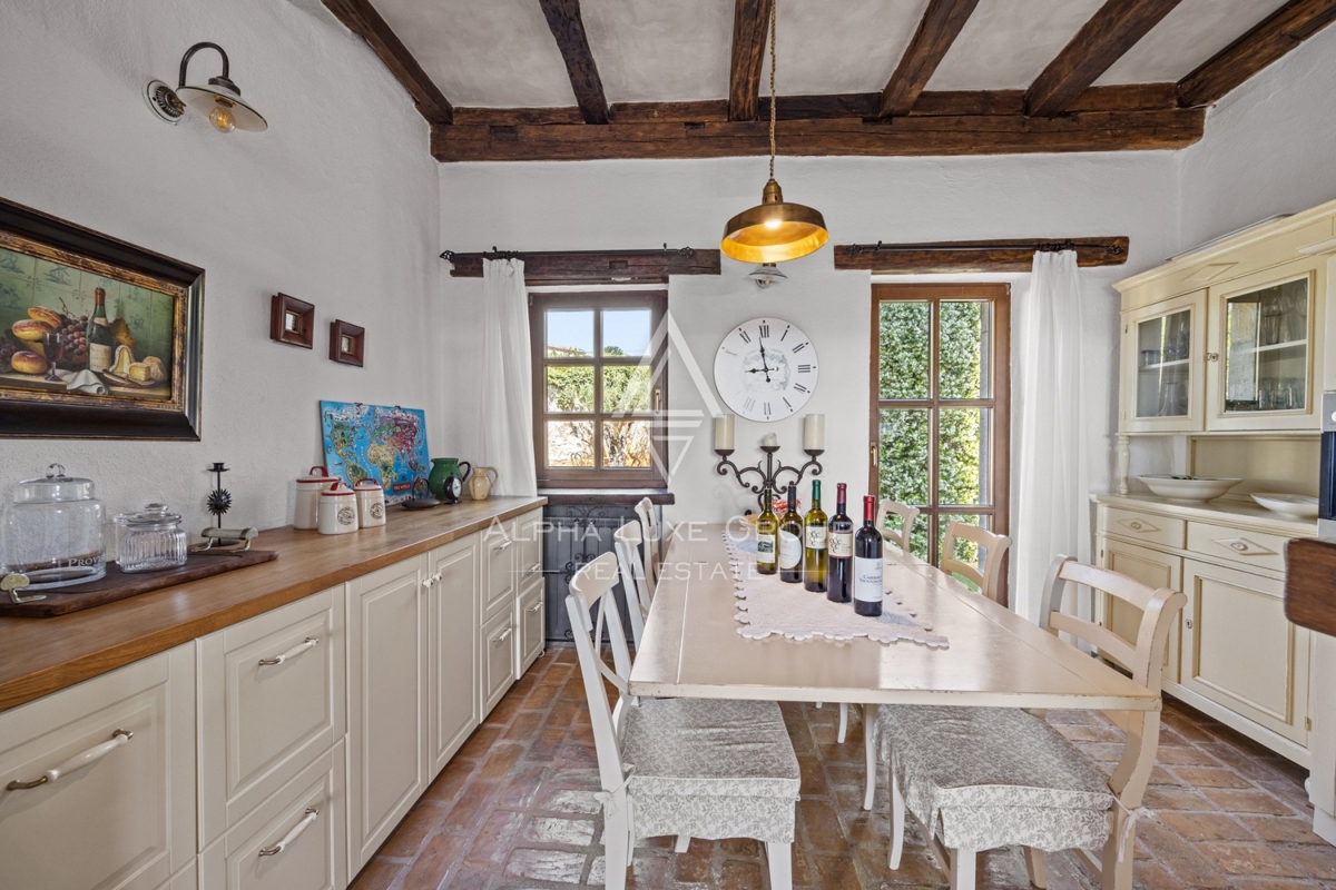 Ekskluzivno v agenciji ALPHA LUXE GROUP - Čudovita rustikalna vila s panoramskim pogledom na istrsko pokrajino in mesto Motovun