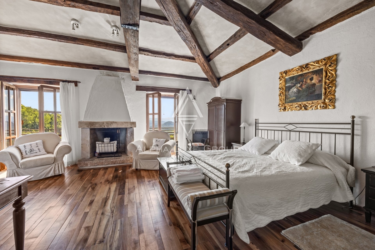 Ekskluzivno v agenciji ALPHA LUXE GROUP - Čudovita rustikalna vila s panoramskim pogledom na istrsko pokrajino in mesto Motovun