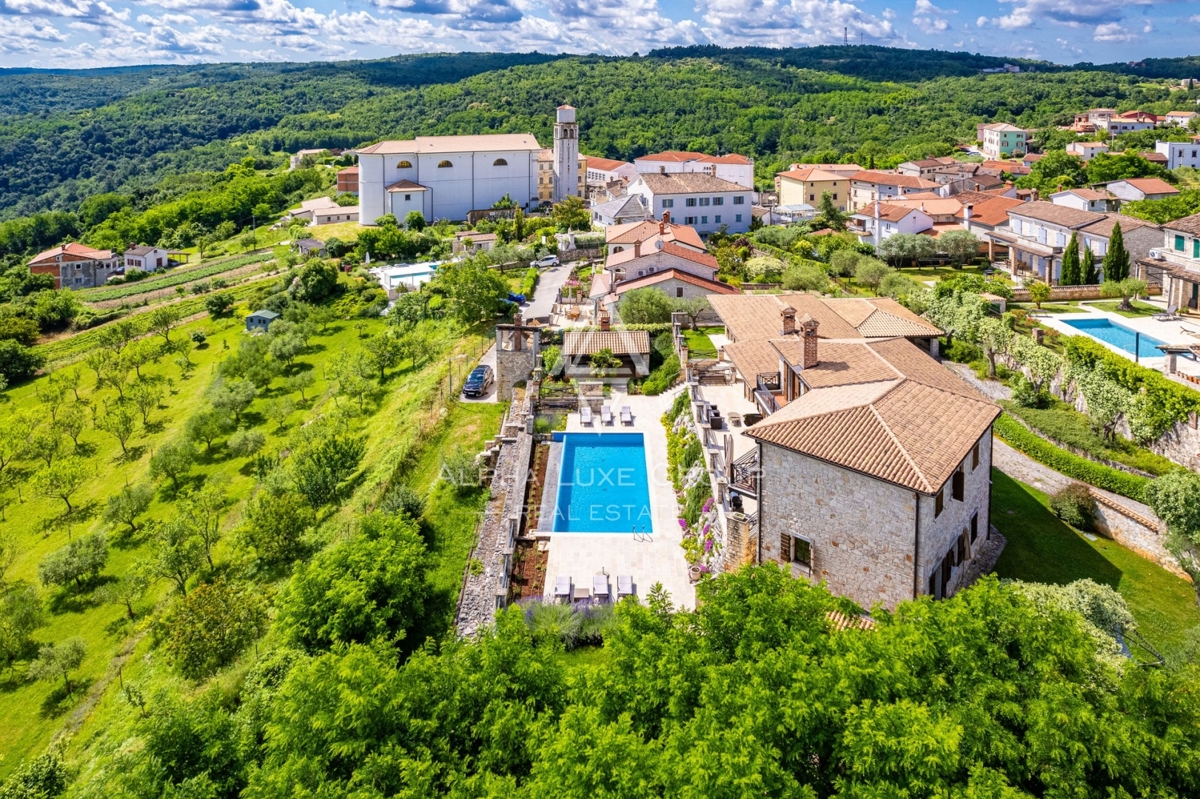 Ekskluzivno v agenciji ALPHA LUXE GROUP - Čudovita rustikalna vila s panoramskim pogledom na istrsko pokrajino in mesto Motovun