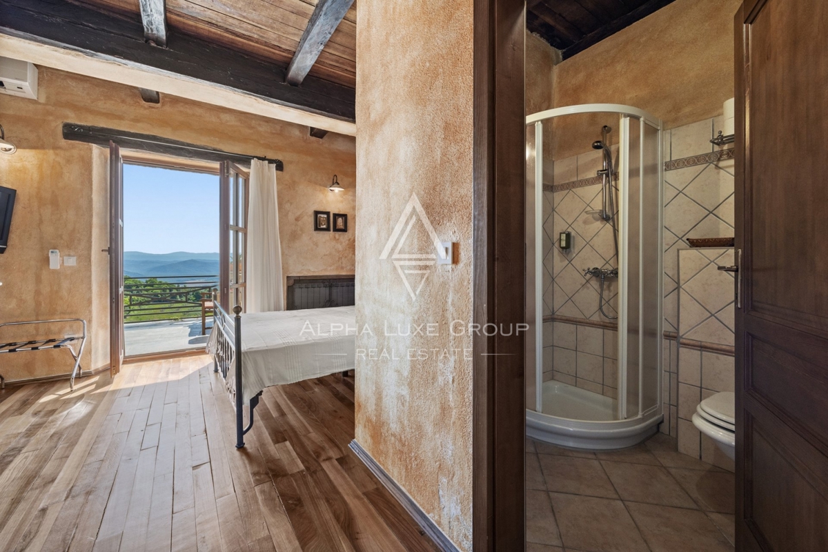 Ekskluzivno v agenciji ALPHA LUXE GROUP - Čudovita rustikalna vila s panoramskim pogledom na istrsko pokrajino in mesto Motovun