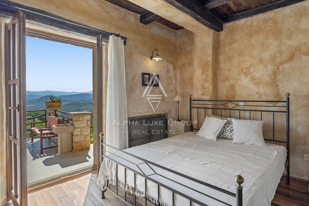 Ekskluzivno v agenciji ALPHA LUXE GROUP - Čudovita rustikalna vila s panoramskim pogledom na istrsko pokrajino in mesto Motovun