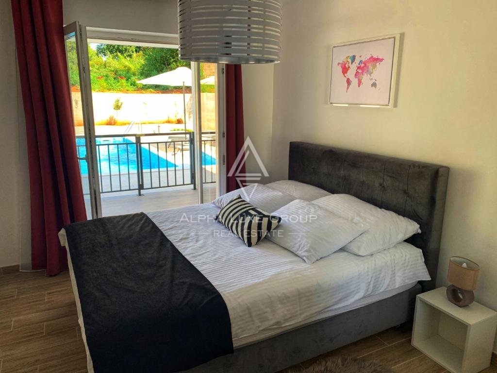 Lepa hiša s štirimi apartmaji in bazenom, Istra, Medulin