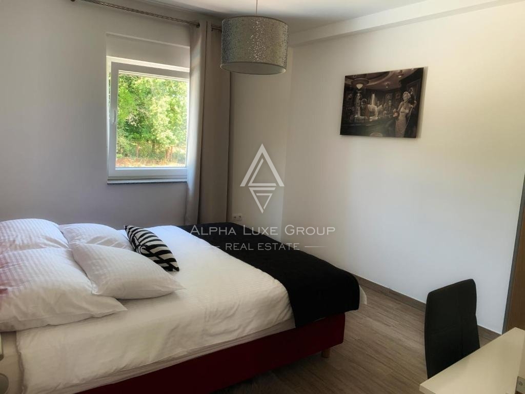 Lepa hiša s štirimi apartmaji in bazenom, Istra, Medulin