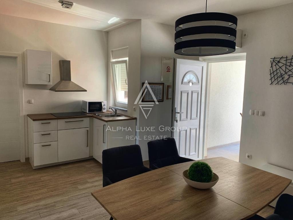 Lepa hiša s štirimi apartmaji in bazenom, Istra, Medulin