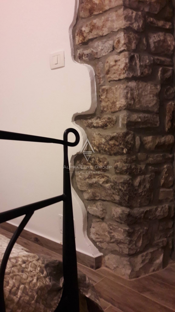 Istra, Buje, Prostorna vrstna hiša s pogledom na morje