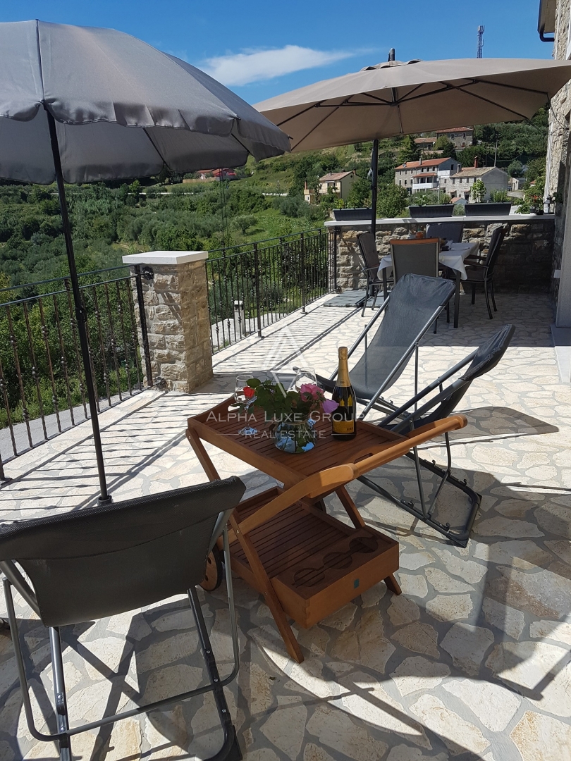 Istra, Buje, Prostorna vrstna hiša s pogledom na morje