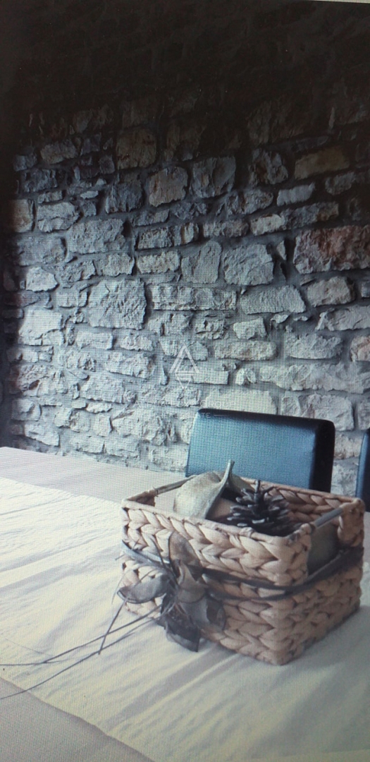 Istra, Buje, Prostorna vrstna hiša s pogledom na morje
