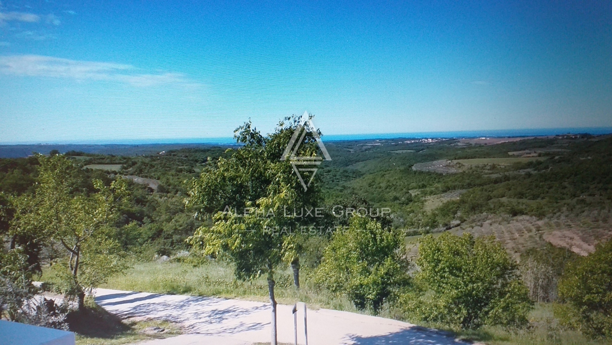 Istra, Buje, Prostorna vrstna hiša s pogledom na morje