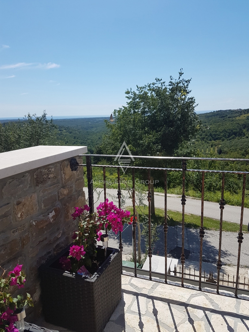 Istra, Buje, Prostorna vrstna hiša s pogledom na morje