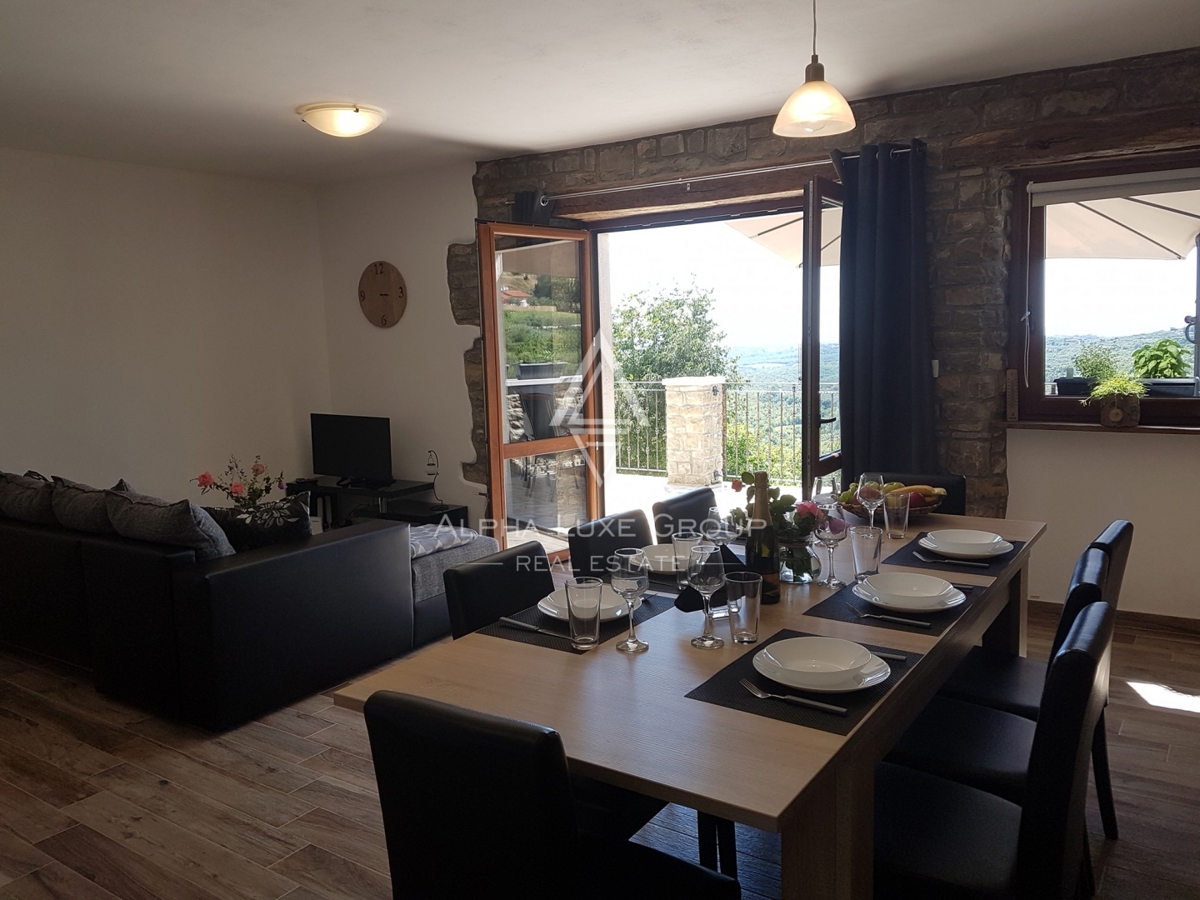 Istra, Buje, Prostorna vrstna hiša s pogledom na morje