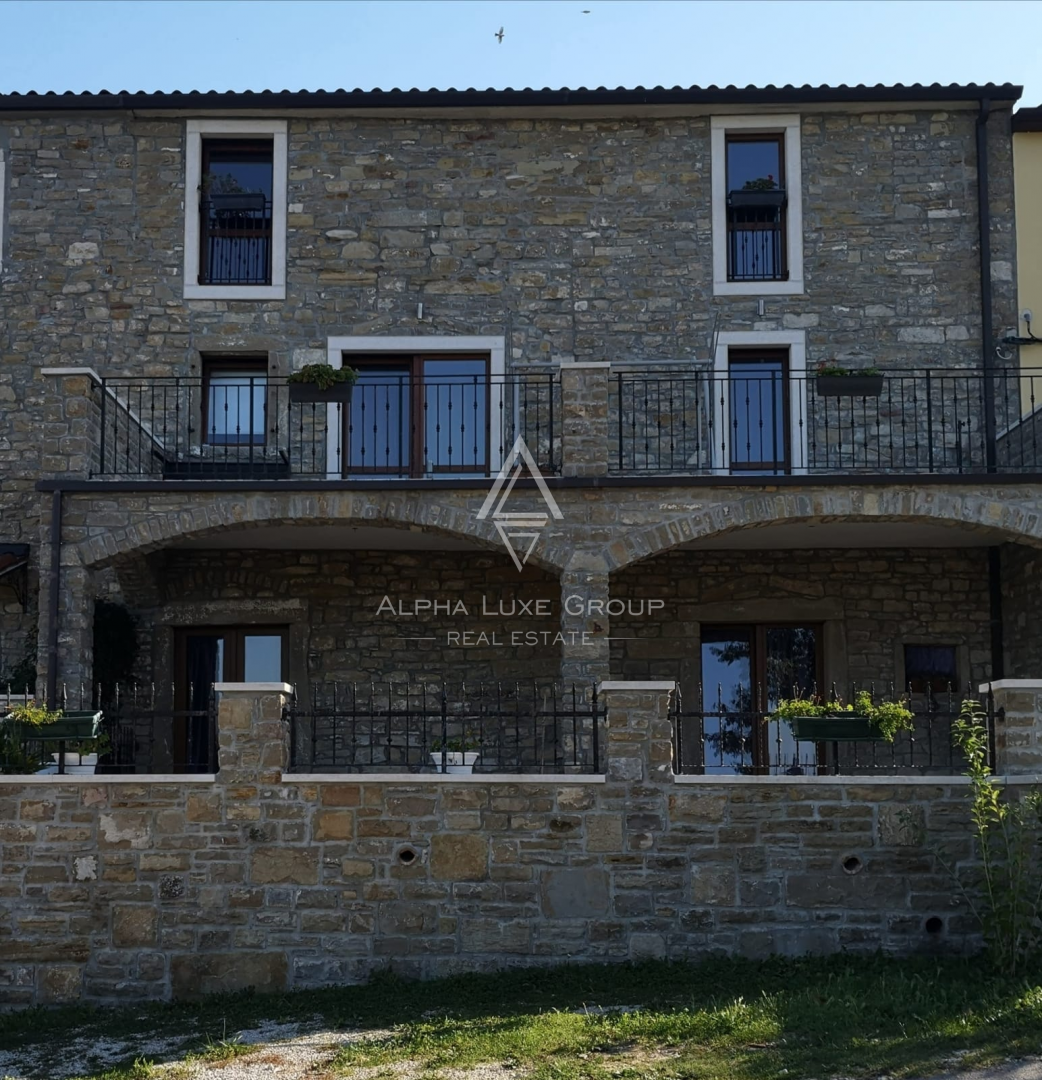 Istra, Buje, Prostorna vrstna hiša s pogledom na morje