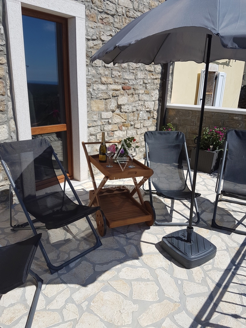 Istra, Buje, Prostorna vrstna hiša s pogledom na morje