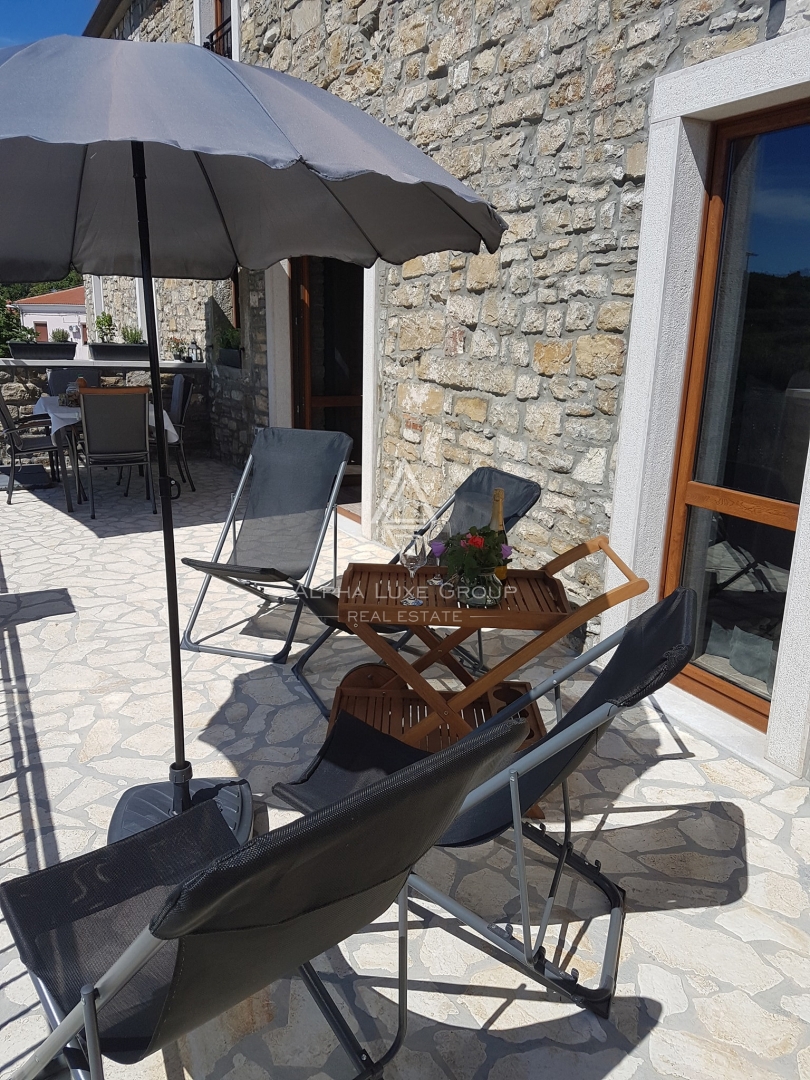 Istra, Buje, Prostorna vrstna hiša s pogledom na morje