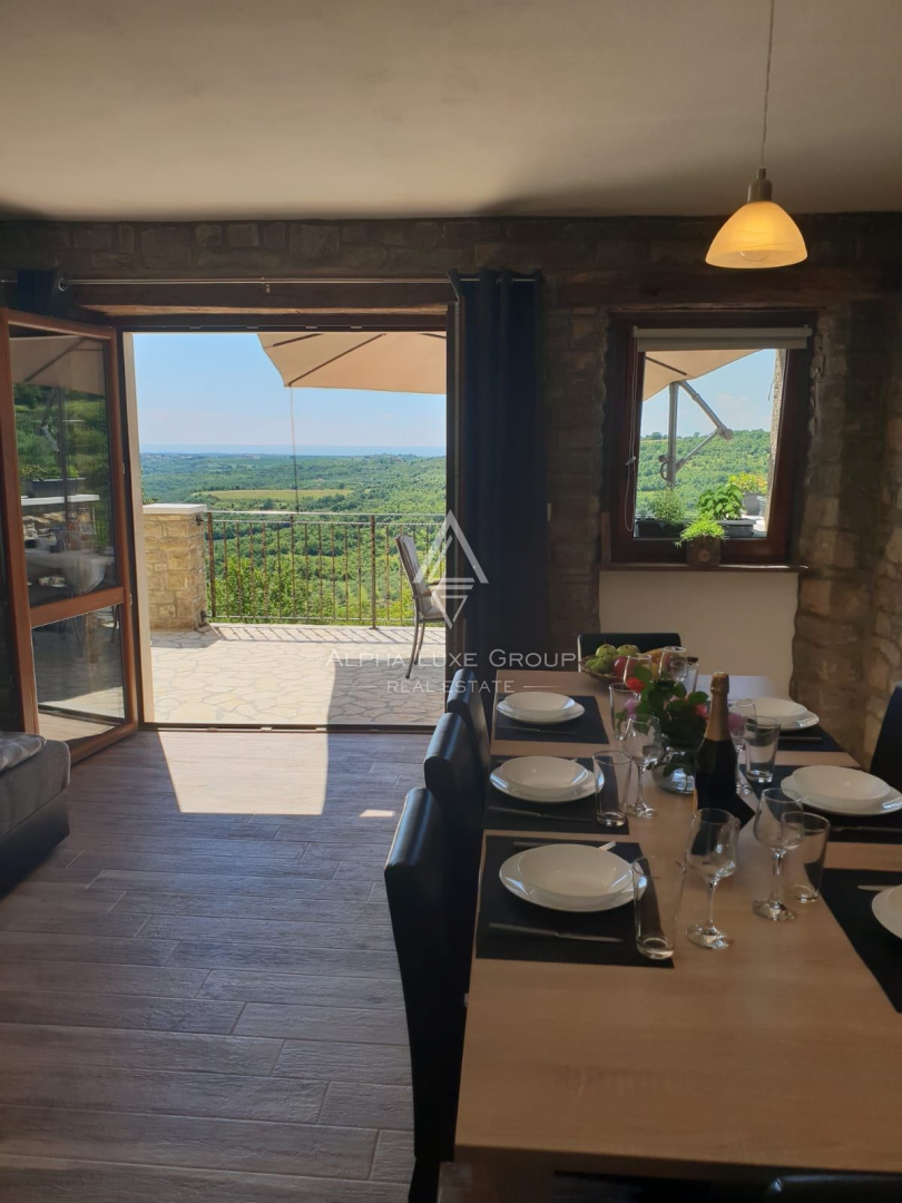 Istra, Buje, Prostorna vrstna hiša s pogledom na morje