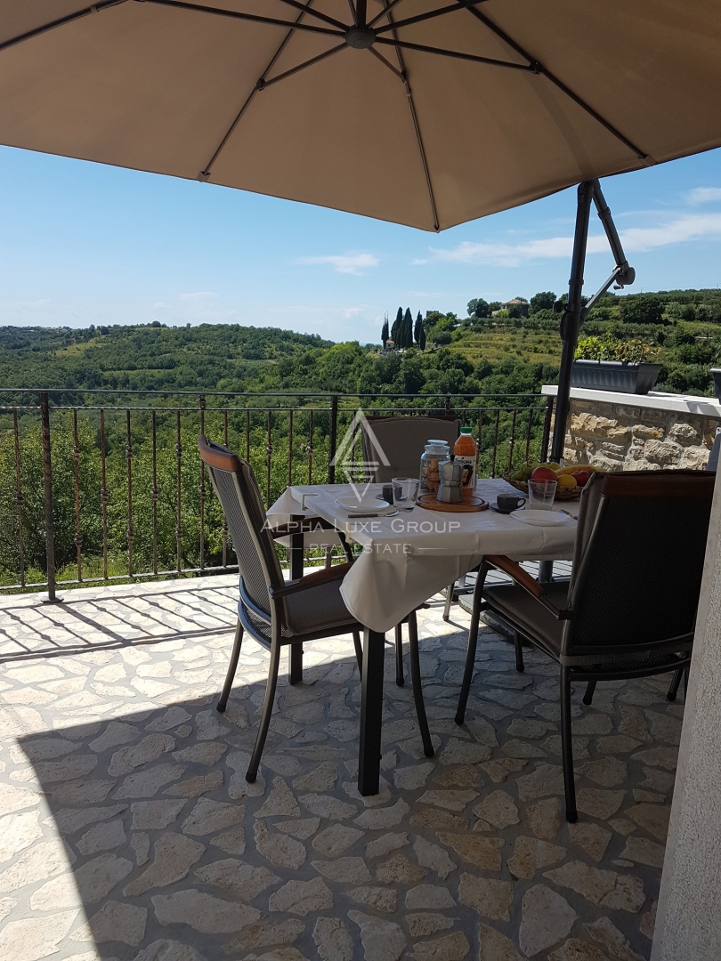 Istra, Buje, Prostorna vrstna hiša s pogledom na morje