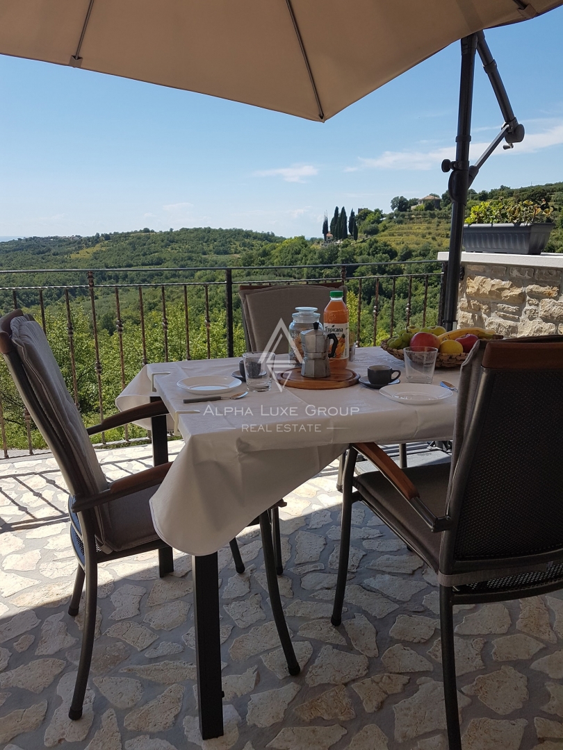 Istra, Buje, Prostorna vrstna hiša s pogledom na morje
