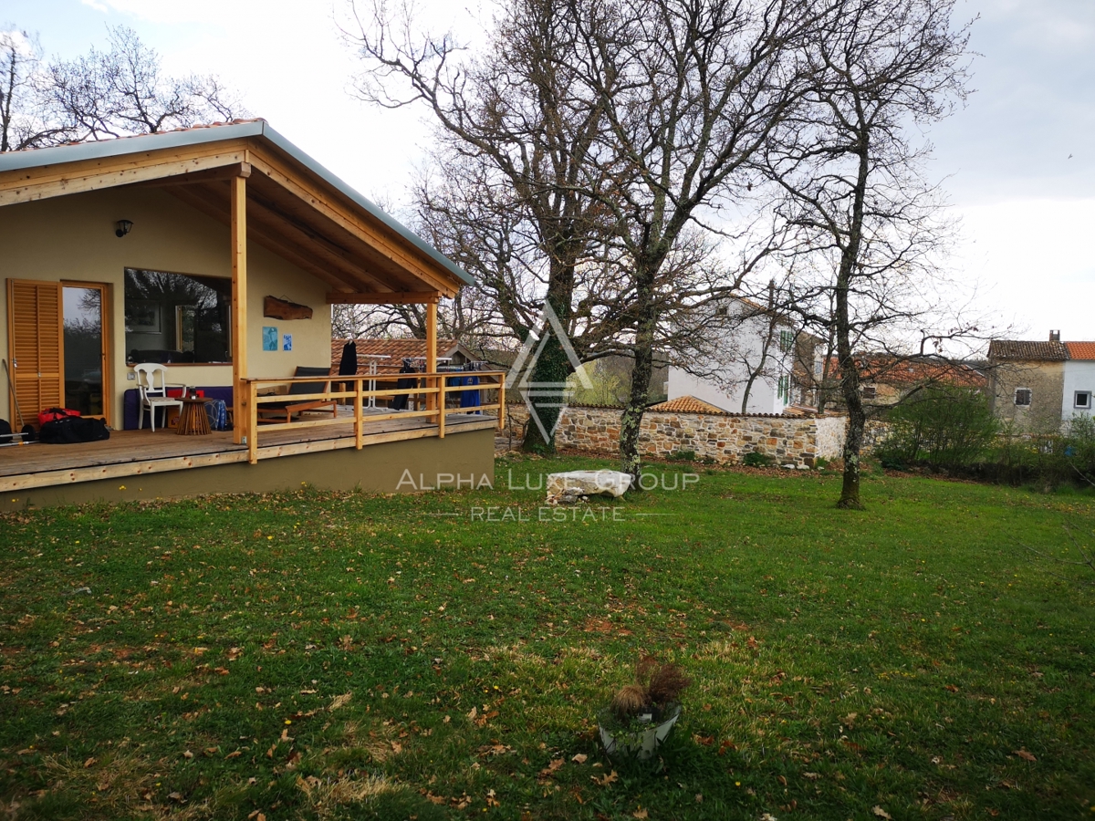 Istra, Višnjan: Skandinavska lesena hiša s teraso